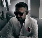 组图：姜武欧洲小镇街拍 简约搭配玩转时尚