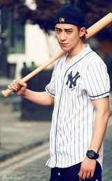 组图：鲁诺潮范写真 棒球衫活力十足