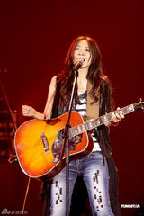 组图：陈绮贞香港演唱会化身天使 “展翅”高歌