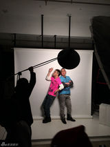 组图：黄秋生黄耀明合拍广告 暗黑铁汉柔情