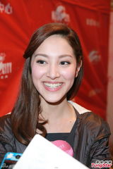 组图：准华姐陈凯琳献歌赠母亲 参赛佳丽露底裤