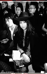 组图：朱珠巴黎大秀中国红 复古造型典雅迷人