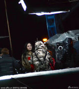 组图：杨幂熬夜雪中赶戏 孕症明显咳嗽作呕