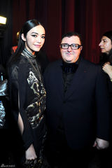 组图：姚晨蛇图腾狂野式优雅亮相巴黎时装周