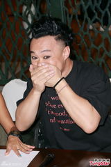 组图：陈奕迅演唱会化浓妆 搞怪献唱掀高潮