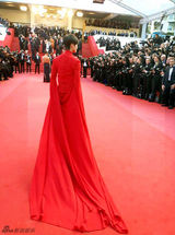 组图：李宇春亮相戛纳红毯 红色晚装柔美华贵