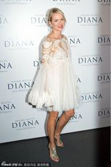 组图：《戴安娜》首映礼 娜奥米蕾丝透视裙迷人