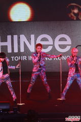 组图：韩国组合SHINee花衫开唱 台上劲歌热舞