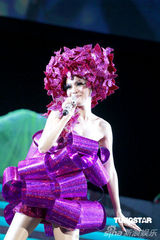 高清图：张韶涵香港演唱会变身精灵造型夸张