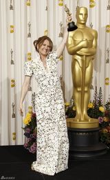 组图：梅丽莎-里奥获最佳女配角 难掩激动喜极而泣