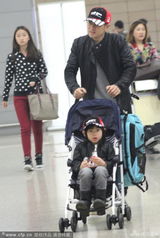 组图：林志颖戴父子帽现身 Kimi抱玩具卖萌
