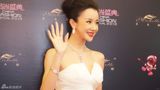 组图：孙菲菲荣获风尚盛典大奖 白裙抢镜秀美胸