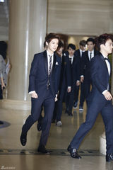 独家高清：EXO等偶像团体亮相金唱片颁奖礼红毯