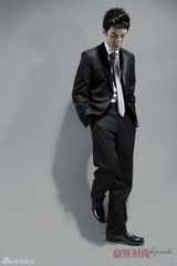 幻灯图：冯绍峰写真打造商界精英 睿智干练显成熟