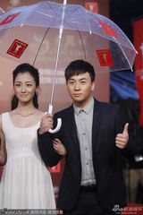 组图：《城市游戏》释小龙叶青相伴亮相红毯