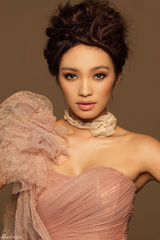 组图：顾璇化身复古公主 气质高贵宛如油画