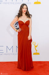 组图：艾美奖红毯 凯特-戴琳斯携男友抚发风骚