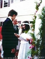 组图：德普30年前结婚照曝光 被亲友塞蛋糕整惨