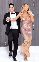 组图：玛丽亚早安美国开唱 桃色长裙风骚秀腿