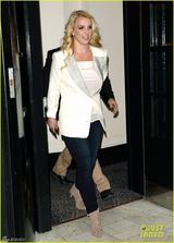 组图：布兰妮职业装显粗腿 坐双层巴士游伦敦