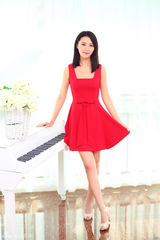 组图：单薇红裙写真尽显甜美清新气质