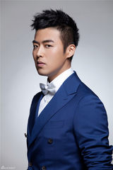 组图：王今铎西装大片眼神深邃 酷感十足