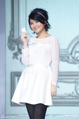 组图：Selina复出代言白裙黑丝袜亮相