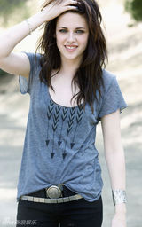 高清组图：《新月》票房大热 男女主角浪漫写真曝光