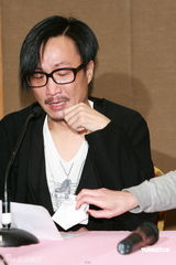 幻灯图：郑中基发布会情动落泪 阿Sa(蔡卓妍)体贴送面纸