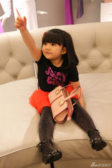 组图：李湘一家巴黎逛名店 萌娃王诗龄讨价还价