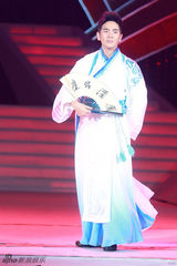 组图：张晓龙国剧盛典领甄嬛群妃大跳后宫STYLE