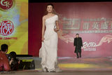 组图：朱婷白裙亮相电视剧群英盛典气质清新
