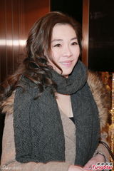 陈晓东与新婚妻子见媒体 深情一吻场面感动(图)