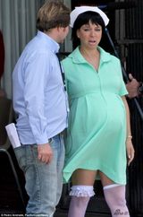 组图：《性本恶》首曝片场照 菲尼克斯造型复古