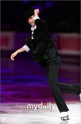 组图：韩花样滑冰运动员金妍儿变身冰上杰克逊