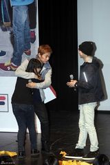 高清组图：韩国偶像组合BEAST办见面会亲密互动