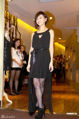 组图：孙燕姿难得性感亮相 短裙妩媚黑丝衬美腿