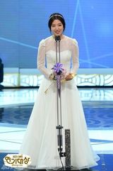 组图：李宝英捧SBS大奖 李敏镐得奖最多赢五冠