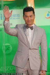 组图：上视节红毯 吕良伟浅灰色西装风采依旧