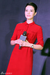 组图：高圆圆硬气军装风时髦耍酷两不误