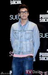 组图：Jewelry出席品牌新品发布会 热辣秀美腿