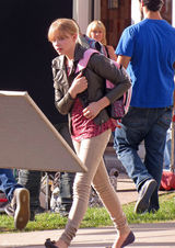 组图：莫瑞兹和亚伦亮相《海扁王2》片场