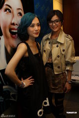 组图：Twins上海宣传新专辑 谈及感情阿娇称随缘