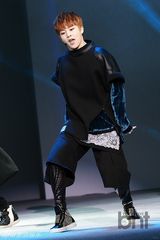 组图：EXO出席时装周开幕 携女模走秀帅气十足