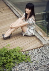 组图：秦子涵拍摄甜美写真 知性可爱宛如邻家女孩