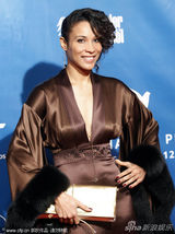 组图：杨紫琼出席活动 朱莉挺孕肚获皮特护驾亮相