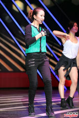 组图：李玟扭腰摆臀性感开唱冷落老公