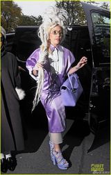 组图：Gaga顶巨大白色假发亮相 酷似鹦鹉婆婆