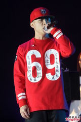 组图：陈冠希上海火热开唱 衣着随意嘻哈范儿