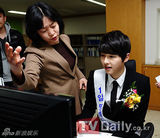 组图：柳真宋钟基出席公益活动 全程大派亲切微笑